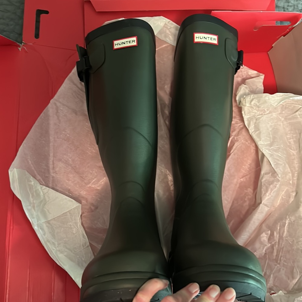 New, never worn sz 12 Hunter Balmoral side adjustable rain boots in dark olive